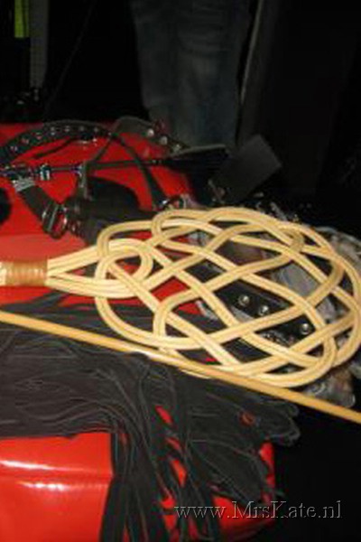  Mrs Kate SM studio House of SubMission The Hague zegt 'Nu krijg je de mattenklopper'